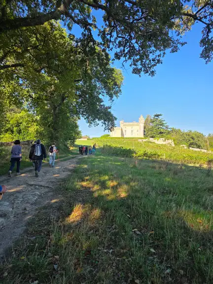Le groupe se dirige vers le château de Camarsac.
